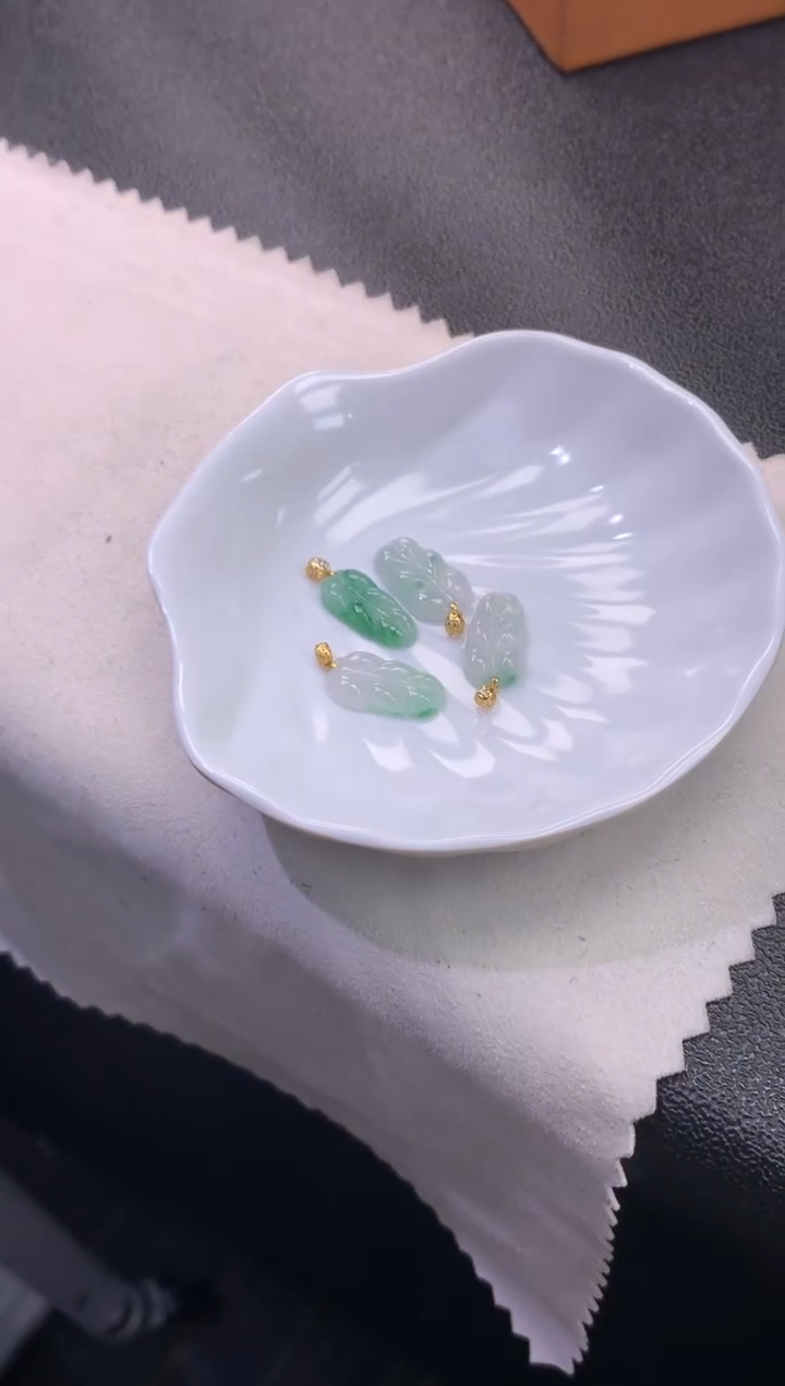 颈饰18K金镶嵌翡翠FA72 翡翠小叶子 多样性发其一赠皮绳