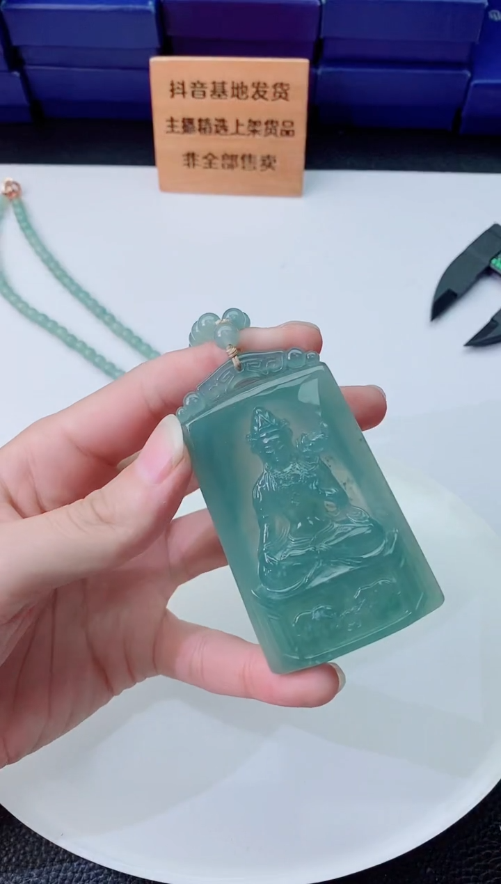 翡翠未镶嵌颈饰   `