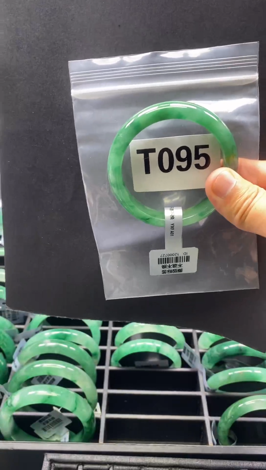 未镶嵌手镯石英质玉（非洲翠）56圈口T095