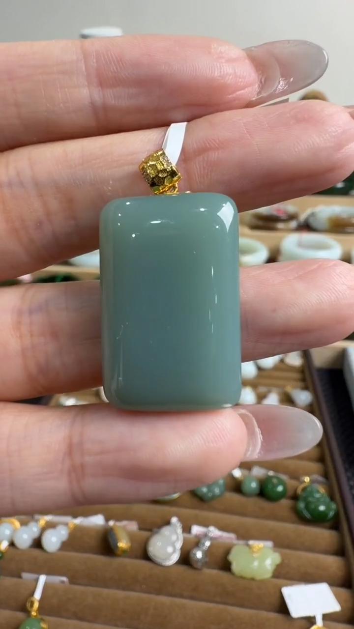 颈饰18K金镶嵌和田玉挂件