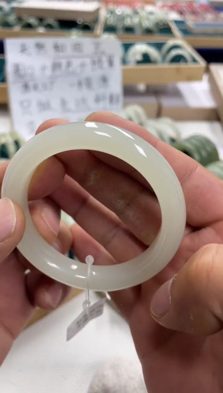 未镶嵌手镯和田玉一****?和田玉手镯2100001