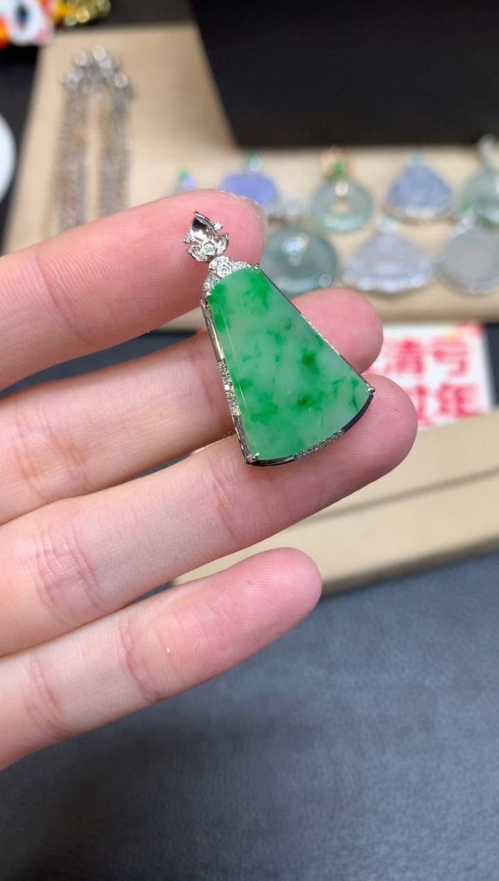 【闪购商品】翡翠颈饰18K金镶嵌无事牌【无服务费】