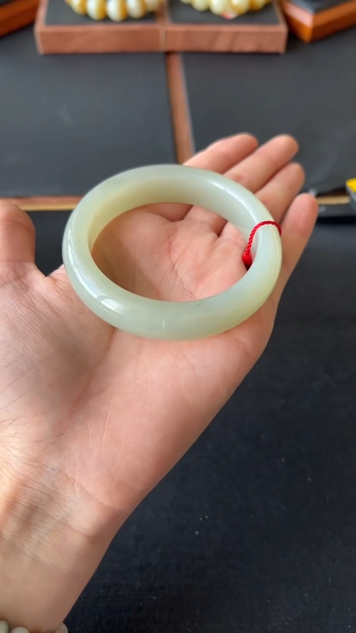 【闪购商品】和田玉手镯未镶嵌且末微色差近矿56