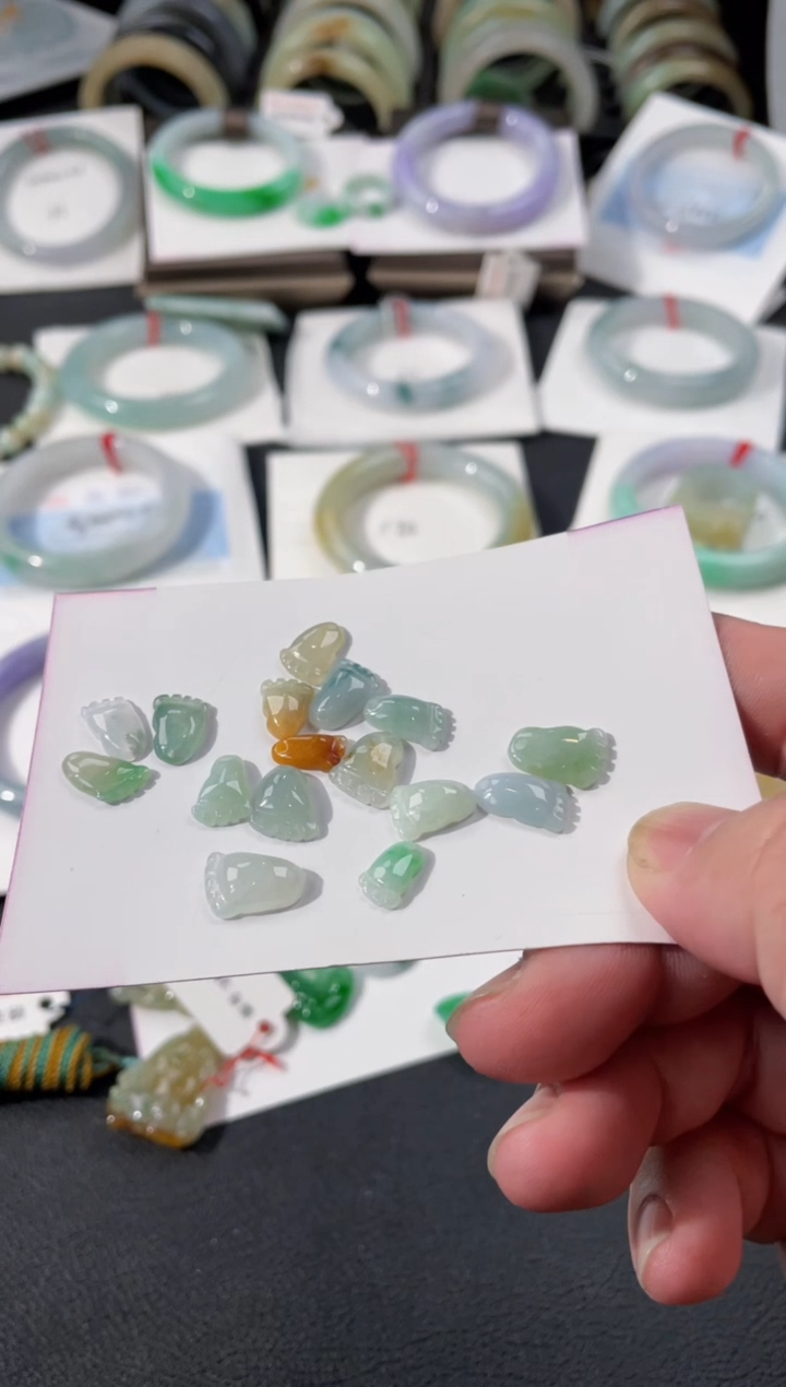 【闪购商品】翡翠手镯未镶嵌一把 有纹裂