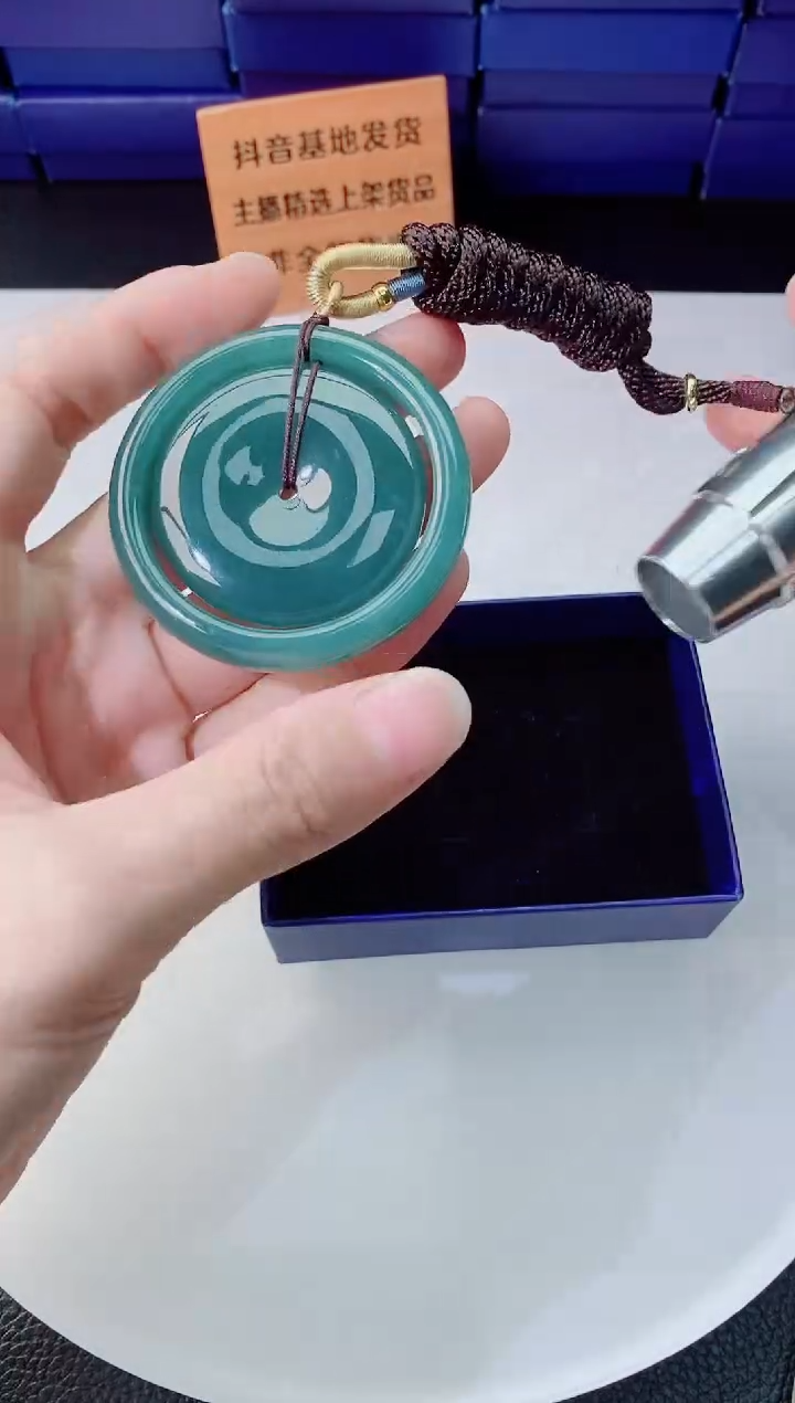 翡翠未镶嵌颈饰  `