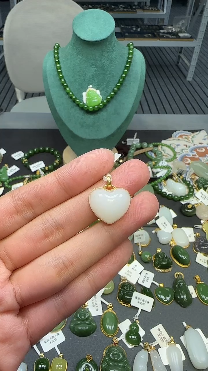 18K金镶嵌和田玉挂件1
