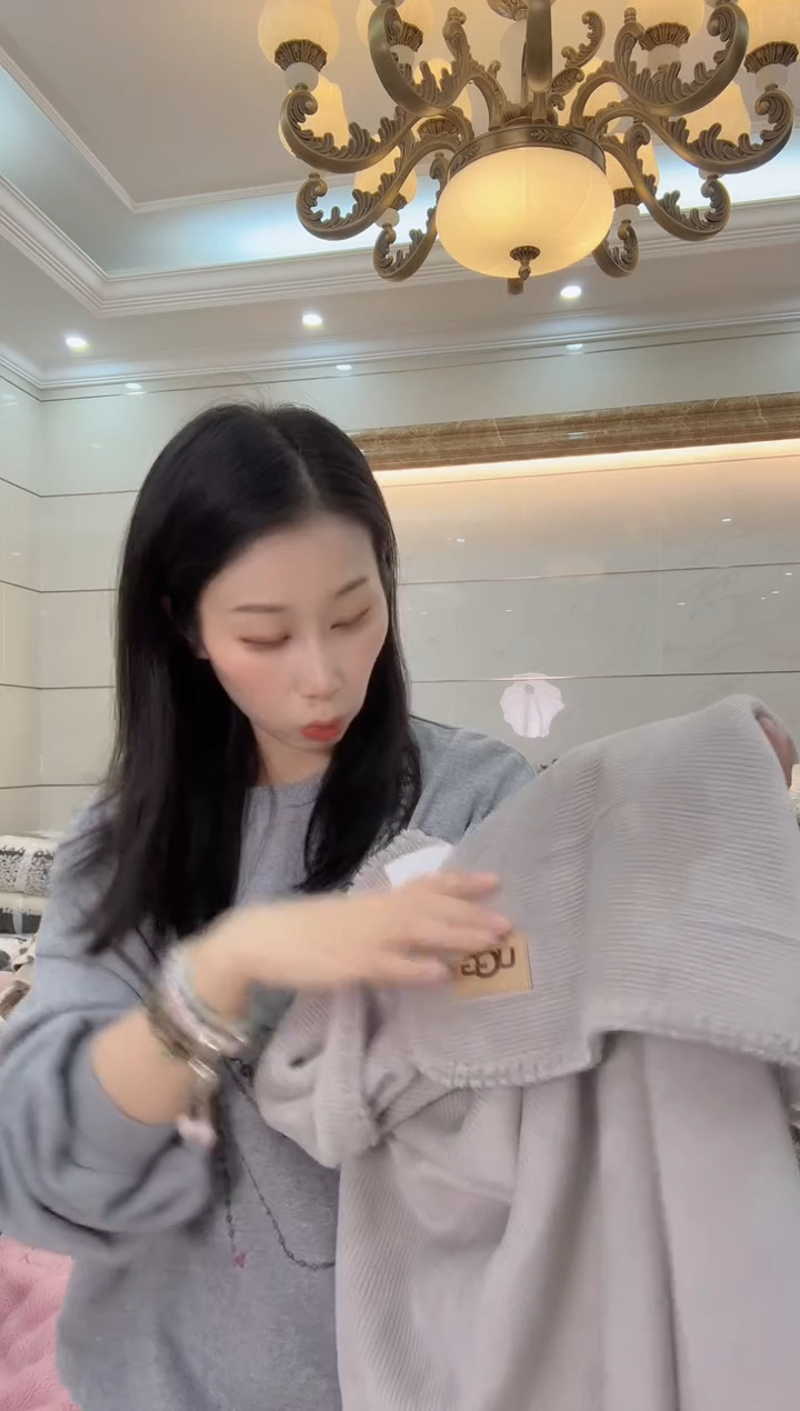 羊驼毛2.2*2.4GUU灰条纹