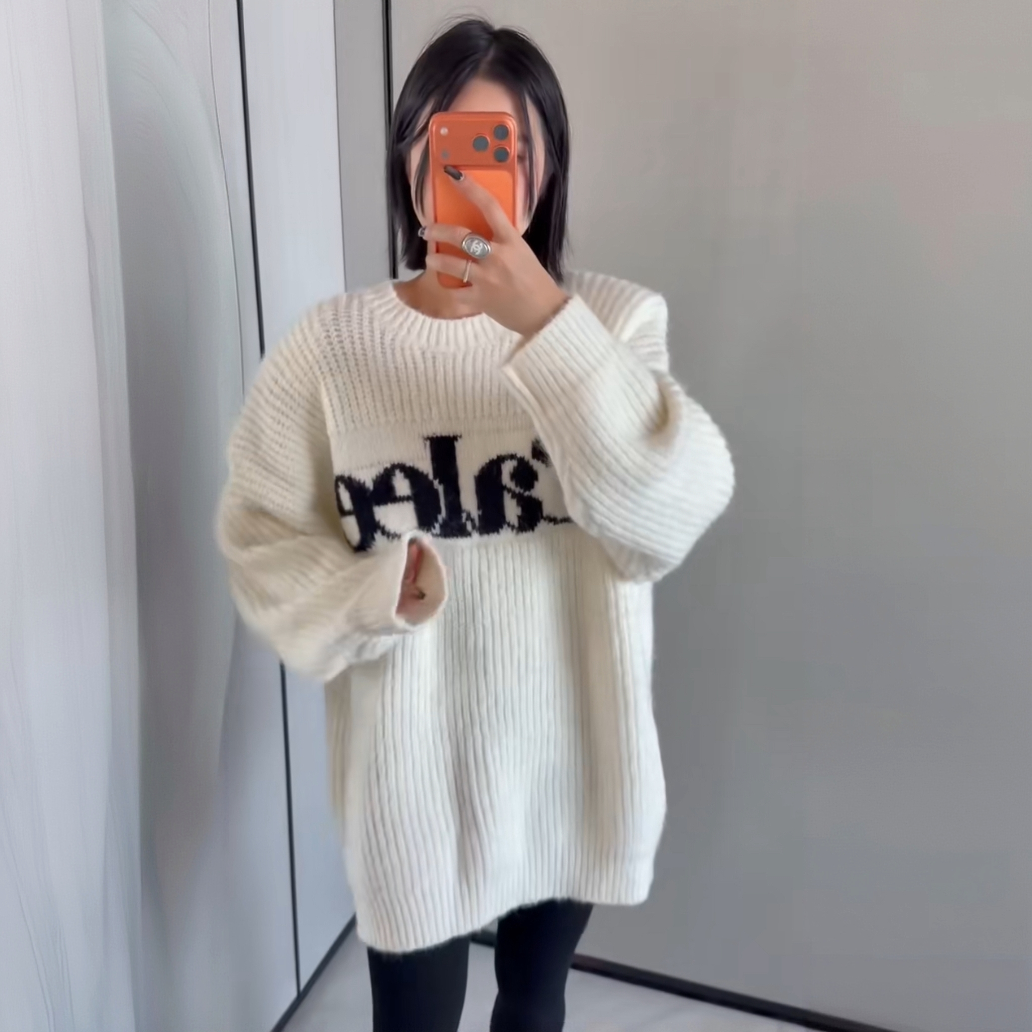 25538 诗歌兰女装 2025年冬款米白色拼黑色字母粗线编织套头毛衣