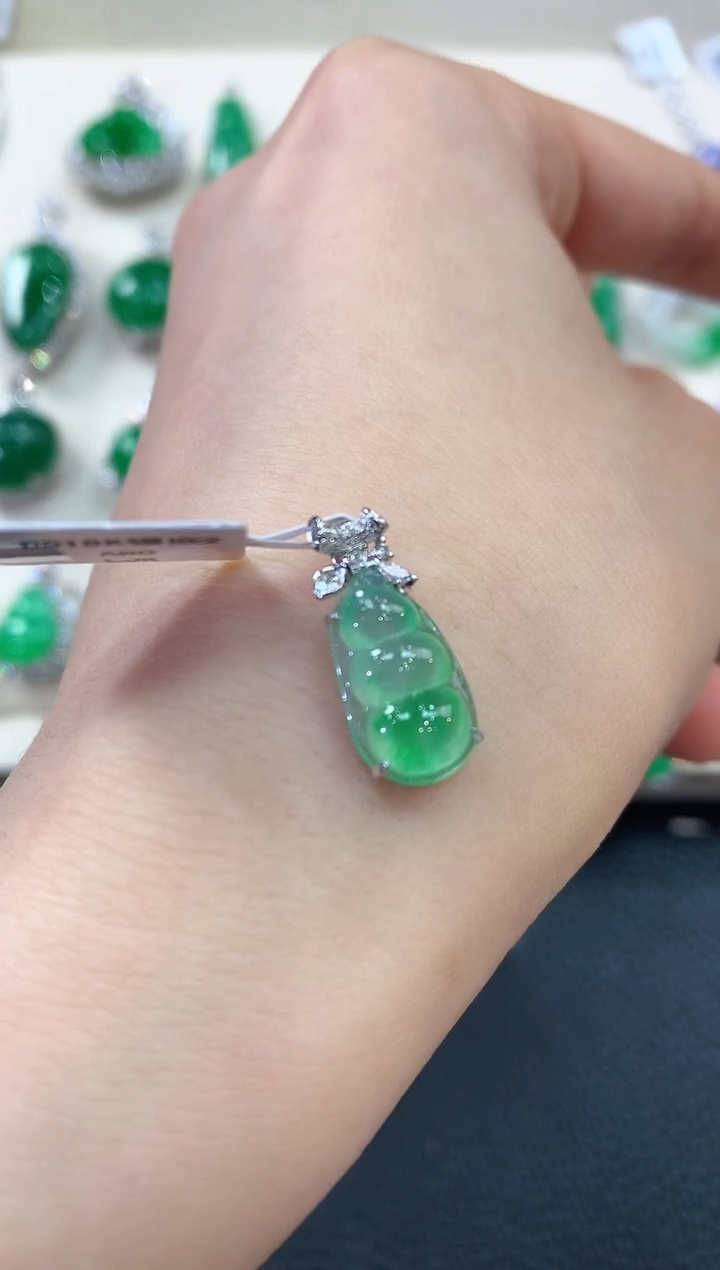 【闪购商品】翡翠吊坠(不含链)18K金镶嵌D64   