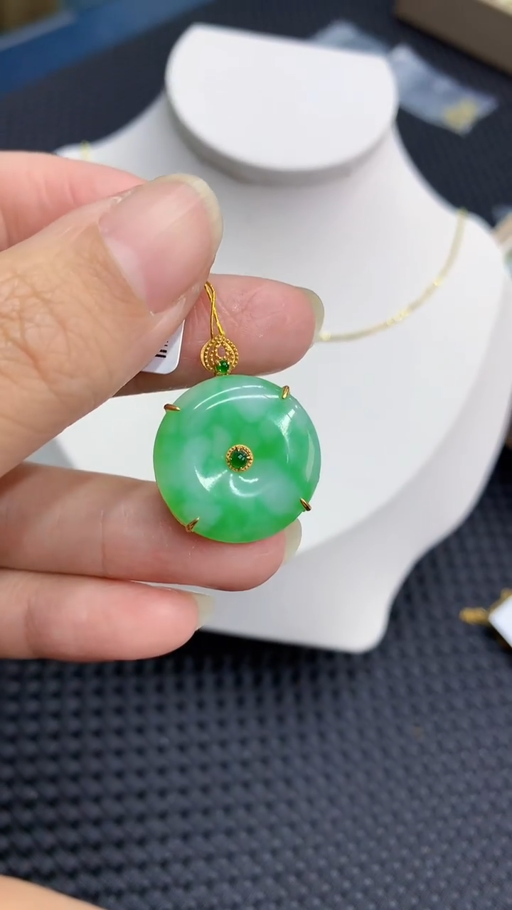 【闪购商品】翡翠颈饰18K金镶嵌            8