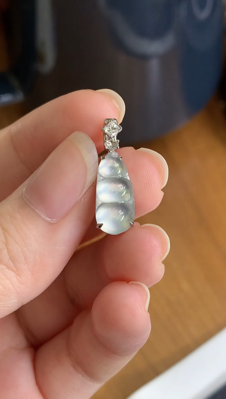 颈饰18K金镶嵌翡翠豆子