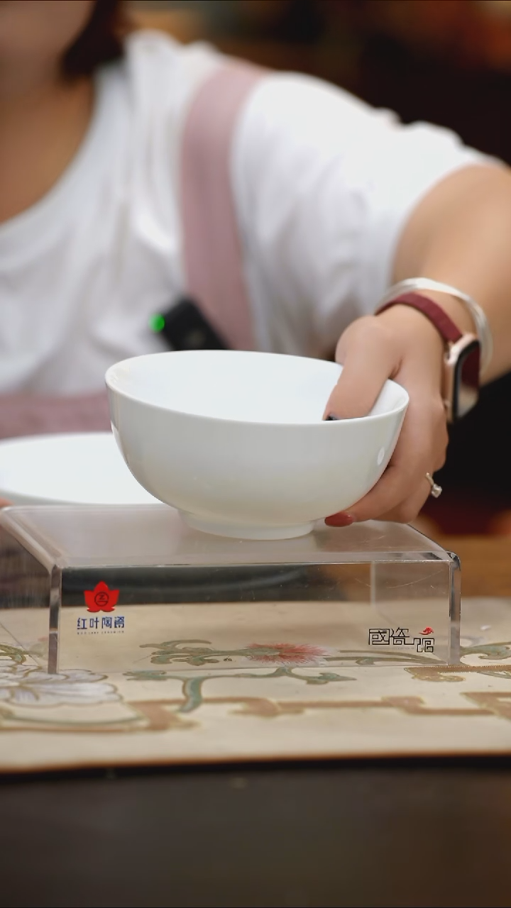 2个微瑕白胎6英寸面碗（无底款）
