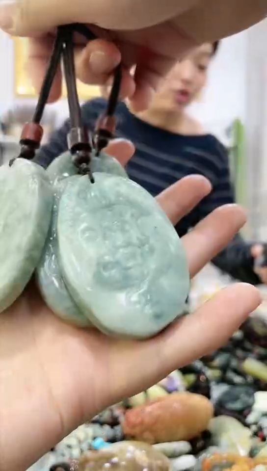 未镶嵌蛇纹石玉吊坠多样性发货发其中一件