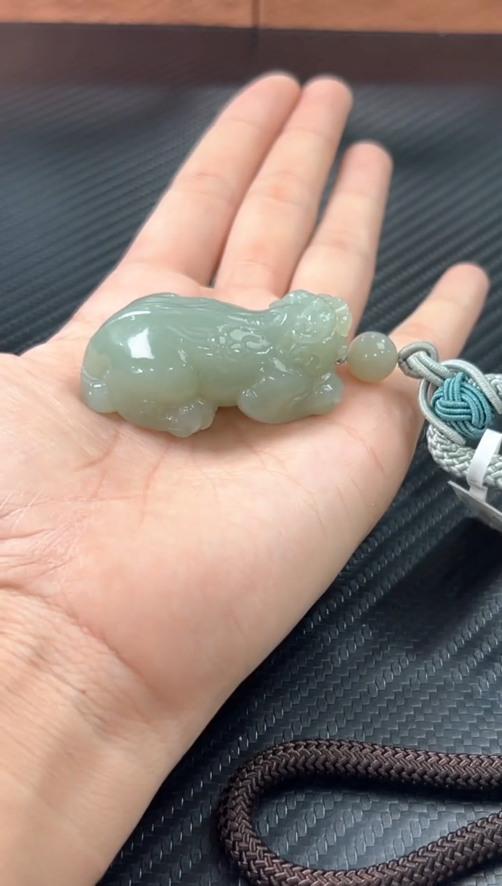 未镶嵌和田玉把件且末微色差近矿貔貅把件j