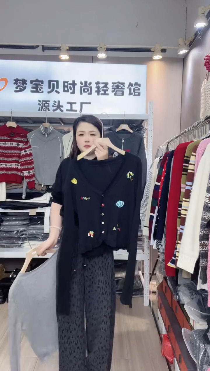 黑色刺绣V领*9999999999999999