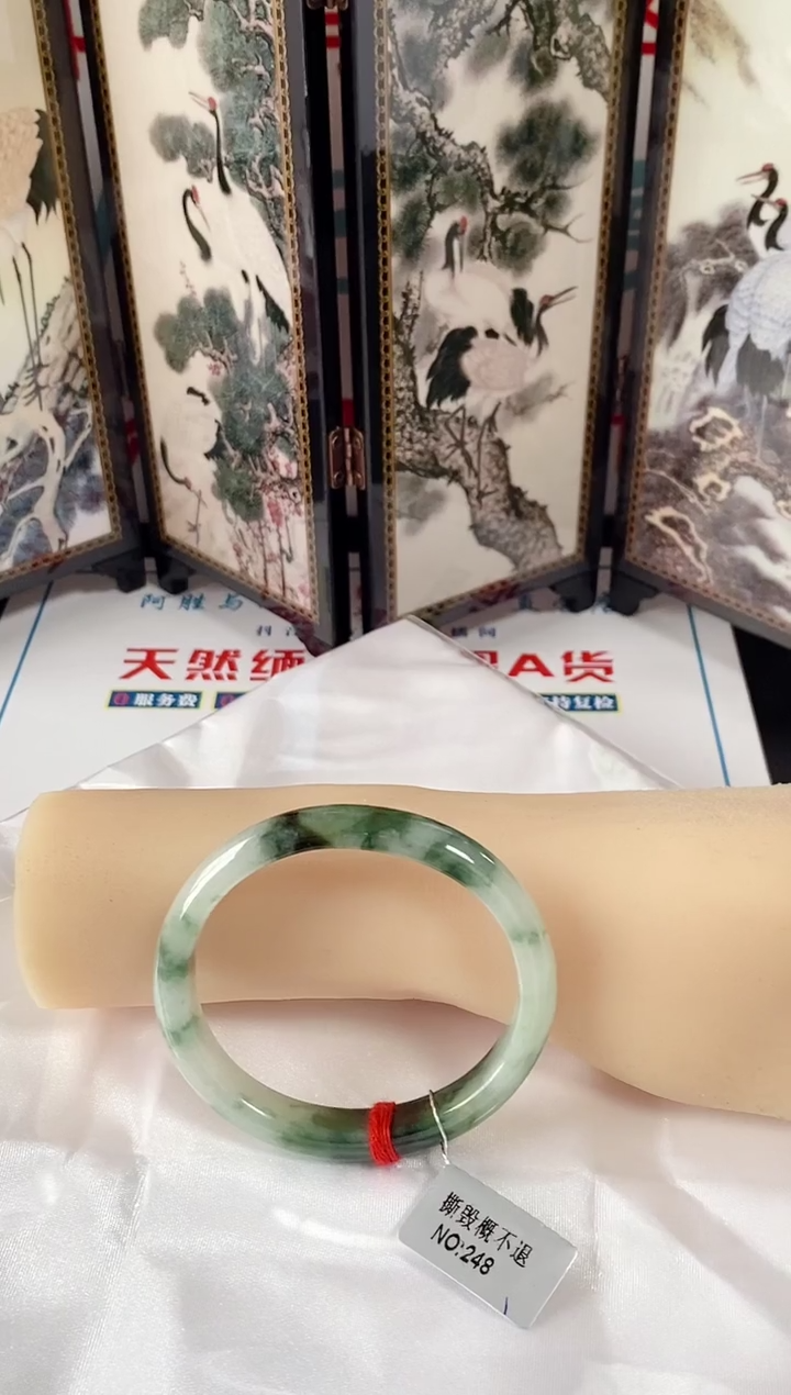 未镶嵌手镯（贵妃镯）翡翠手镯