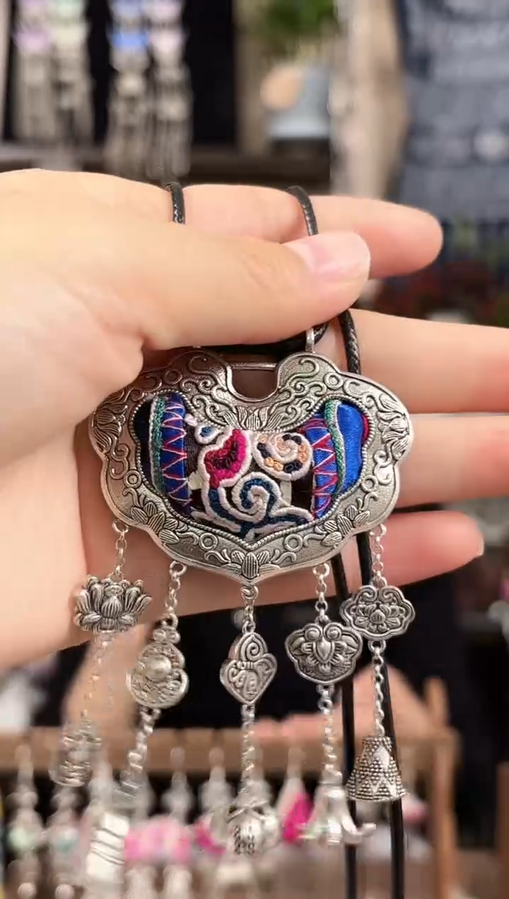 织绣民族风非遗老绣饰品601