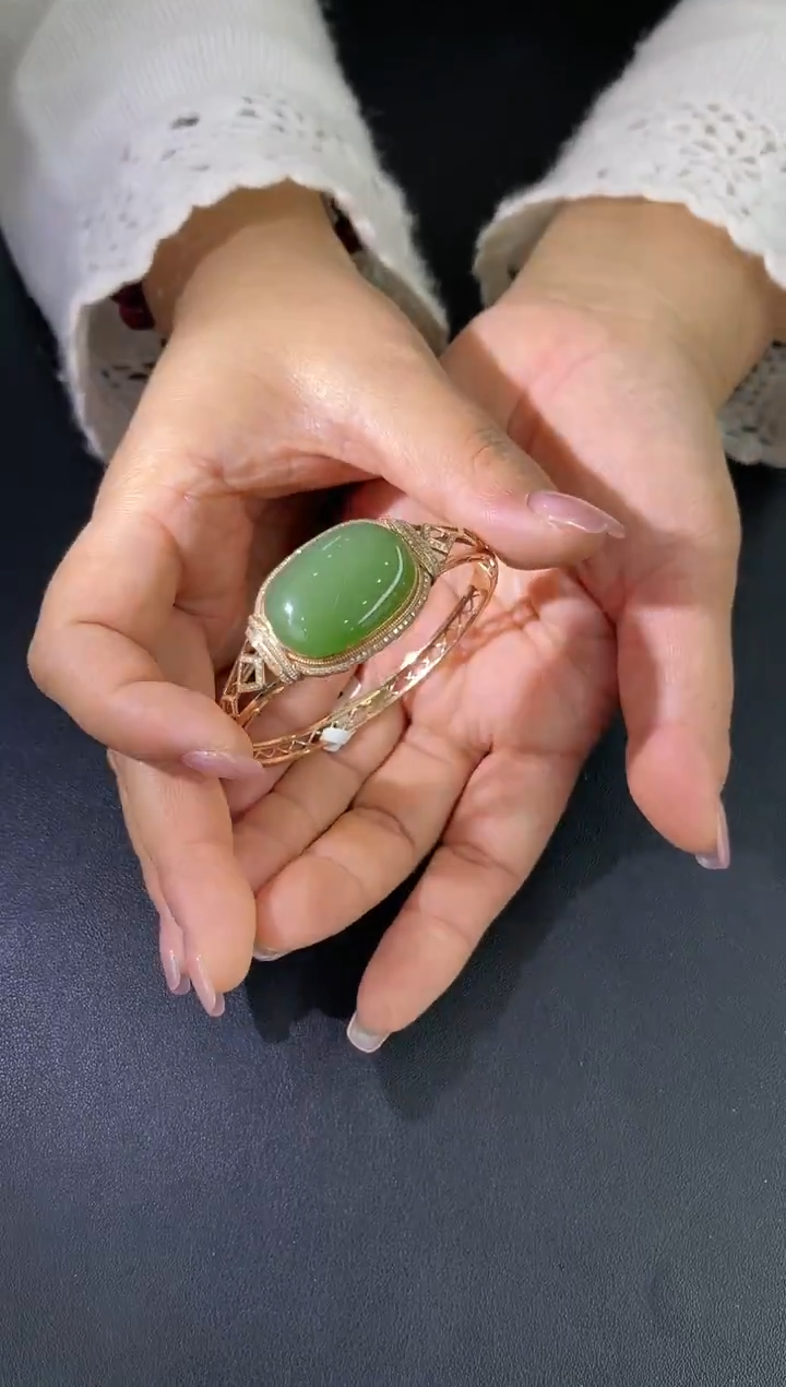 18K金镶嵌手镯和田玉手镯多样性发其一