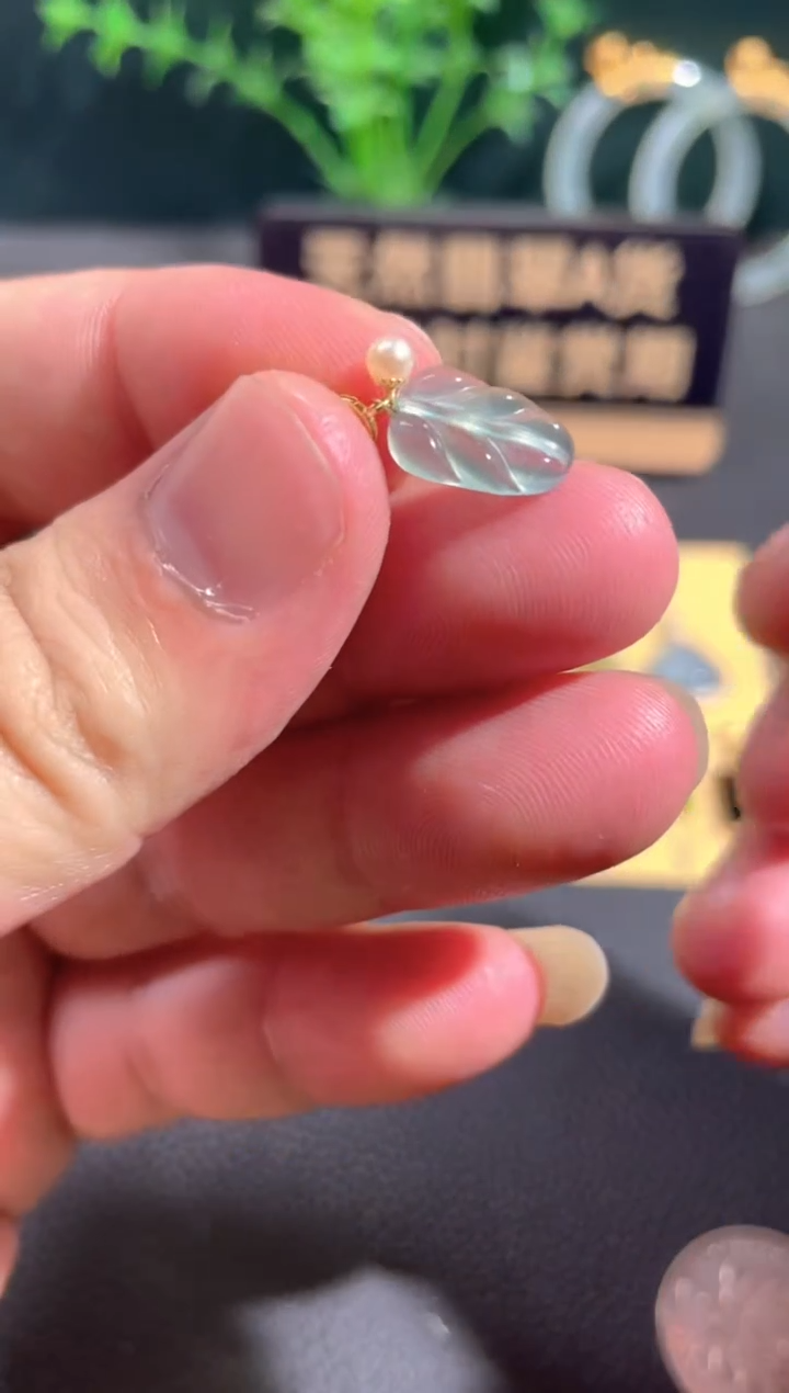 翡翠18K金镶嵌颈饰翡翠