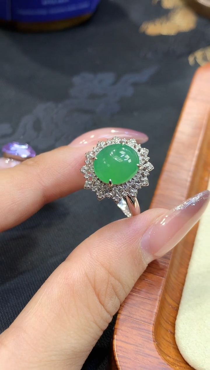 18K金镶嵌挂件翡翠戒指