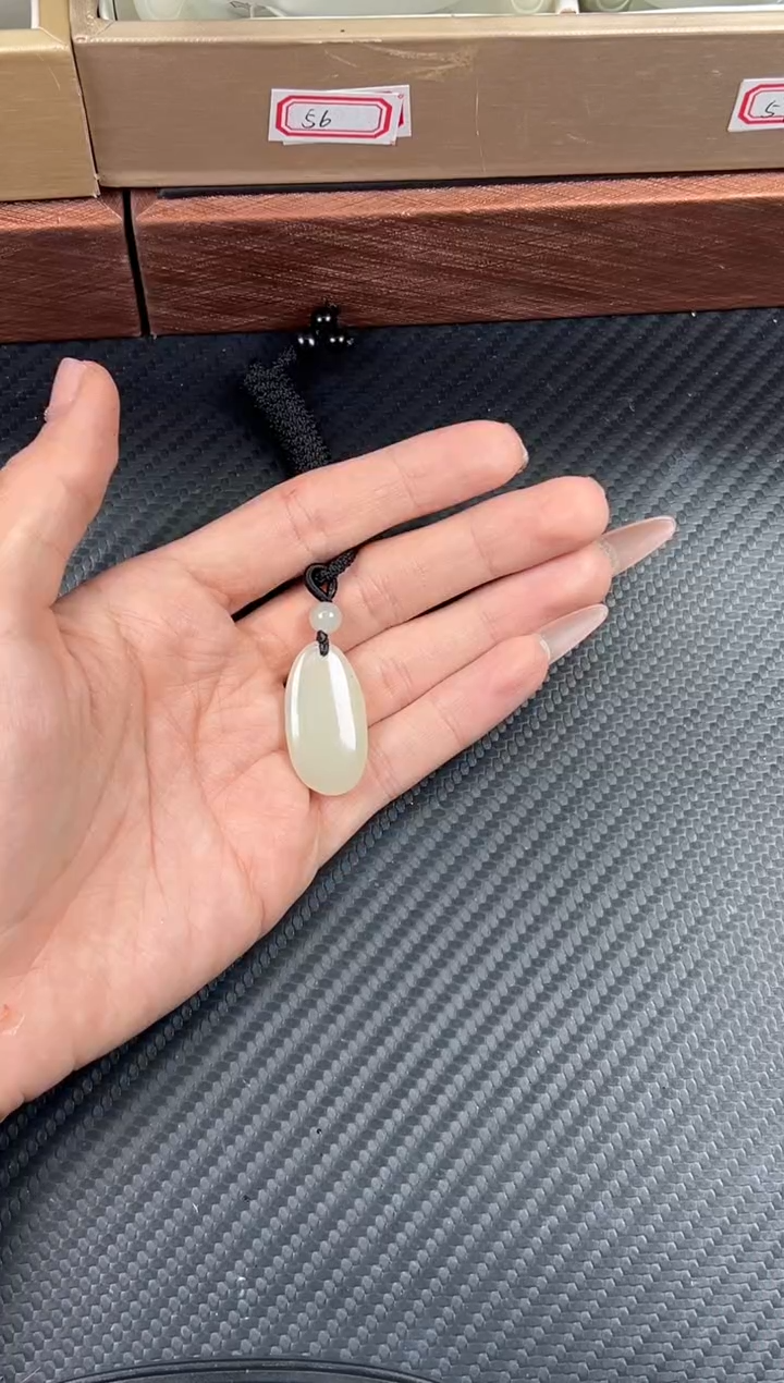 吊坠(赠链)未镶嵌和田玉且末近矿微色差吊坠