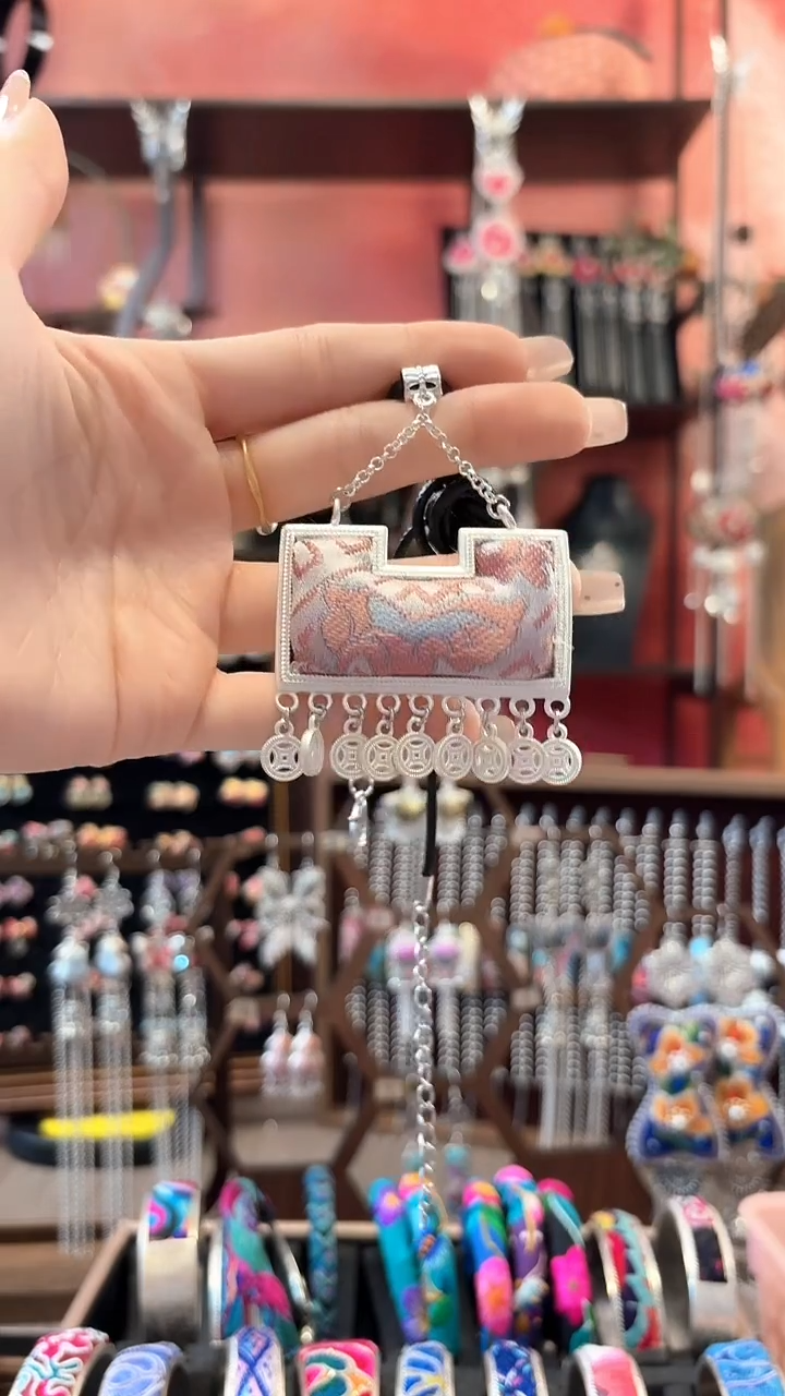 织绣云织谣民族风精美饰品  189