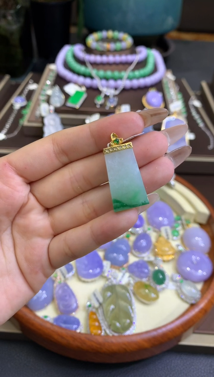 【闪购商品】翡翠颈饰18K金镶嵌翡翠吊坠