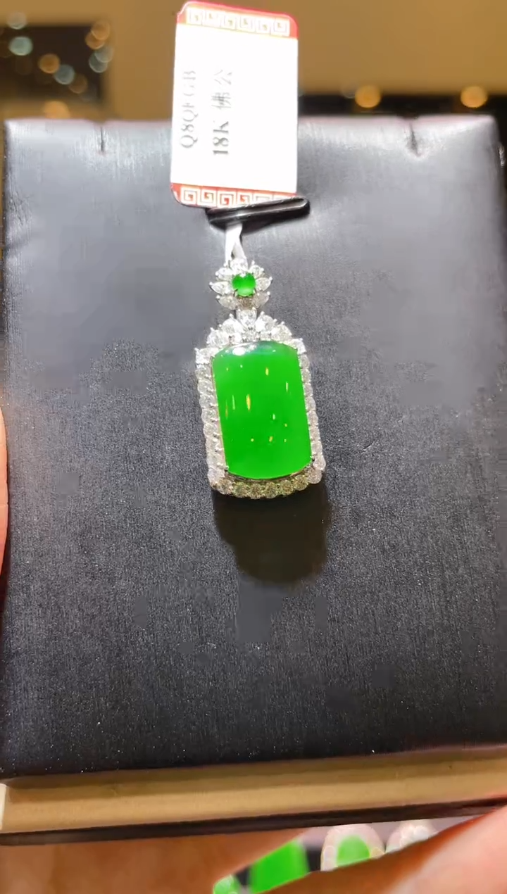 【闪购商品】翡翠吊坠(赠链)18K金镶嵌A66