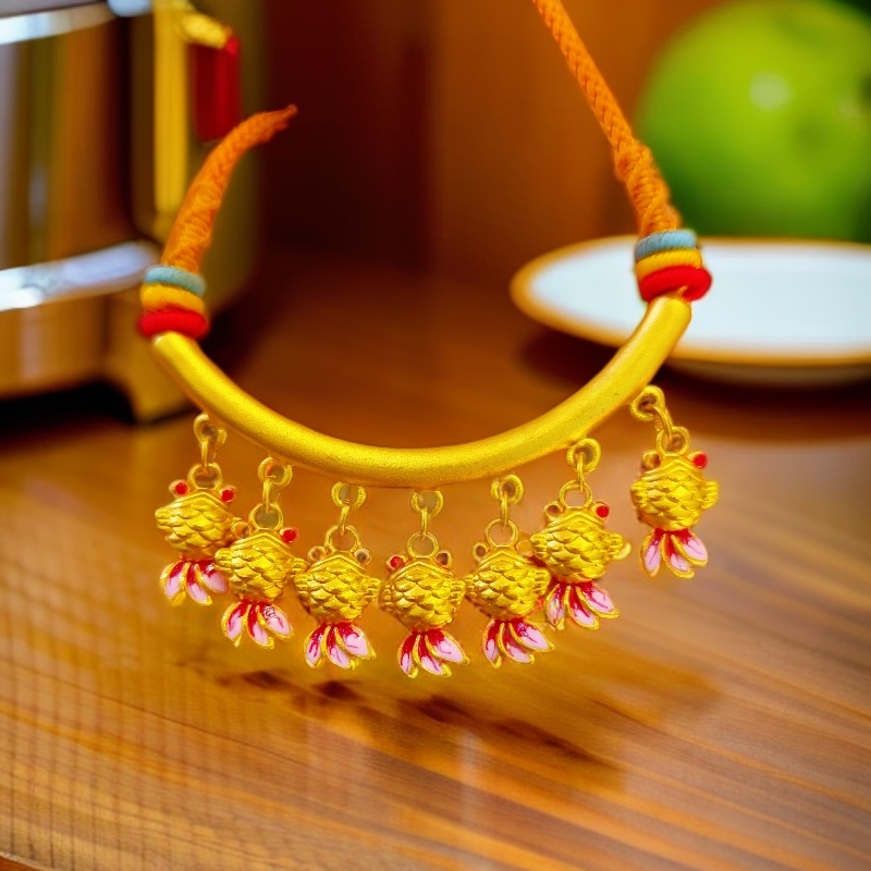 硬足金【珐琅彩波妞锦鲤弯管】时尚编绳精美国潮黄金流苏弯管吊坠