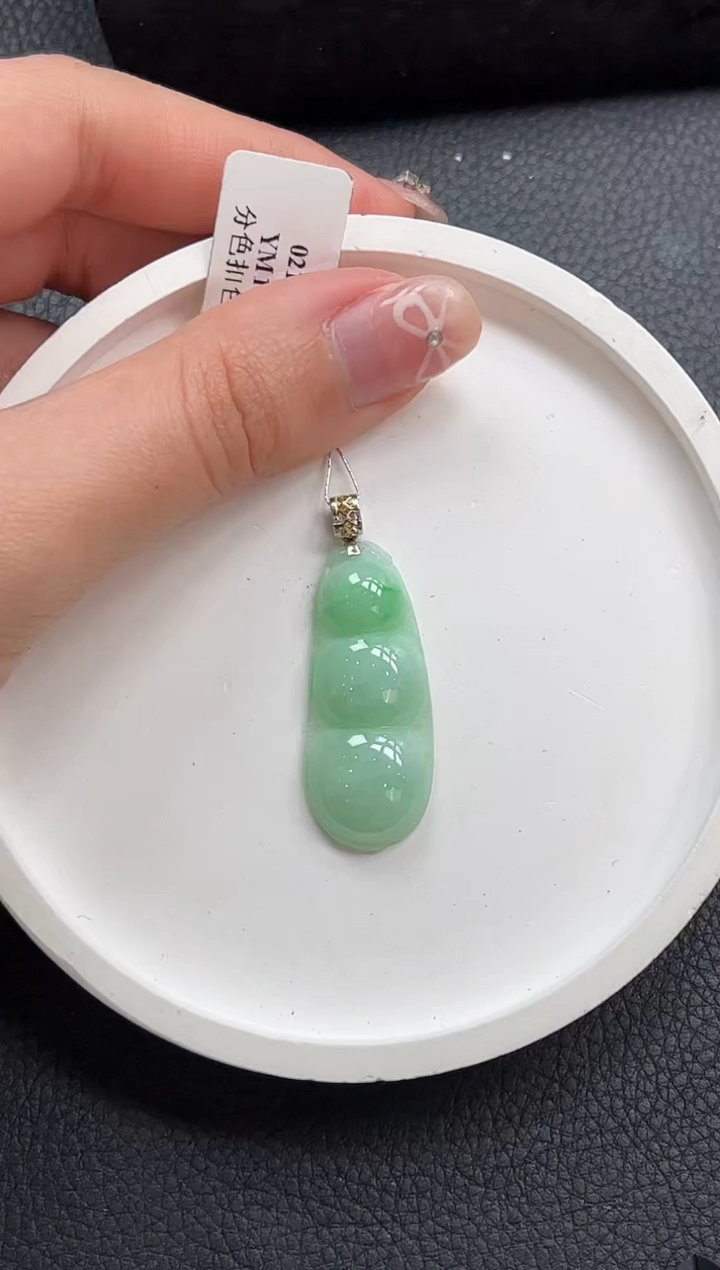 【闪购商品】翡翠颈饰18K金镶嵌福豆