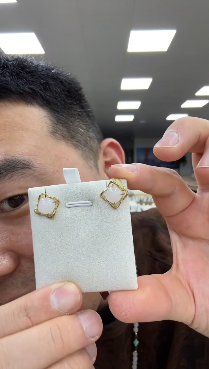 颈饰18K金镶嵌和田玉耳钉一对