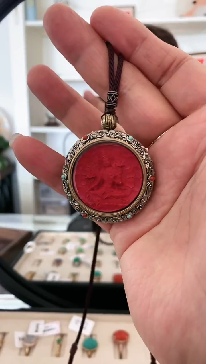 天然辰砂圆牌吊坠