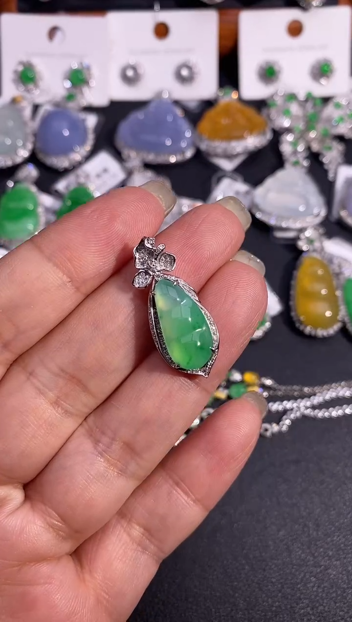 【闪购商品】翡翠颈饰18K金镶嵌吊坠