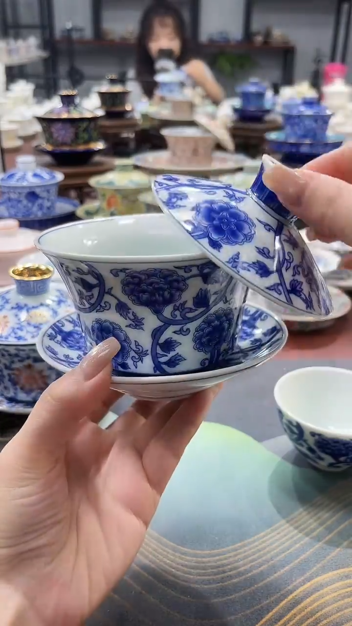 【闪购商品】320釉下彩仿古青花缠枝莲盖碗