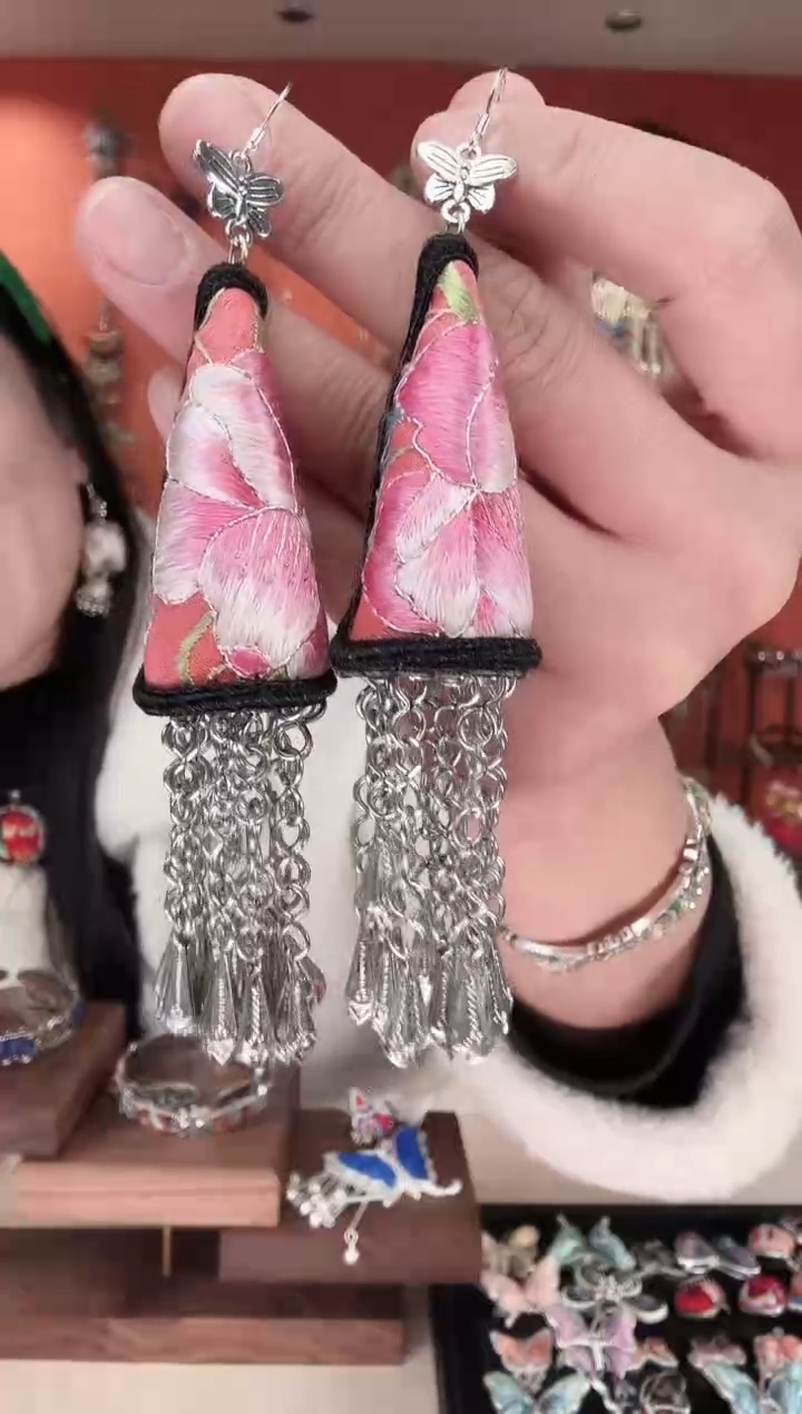 织绣非遗手工苗绣刺绣首饰16