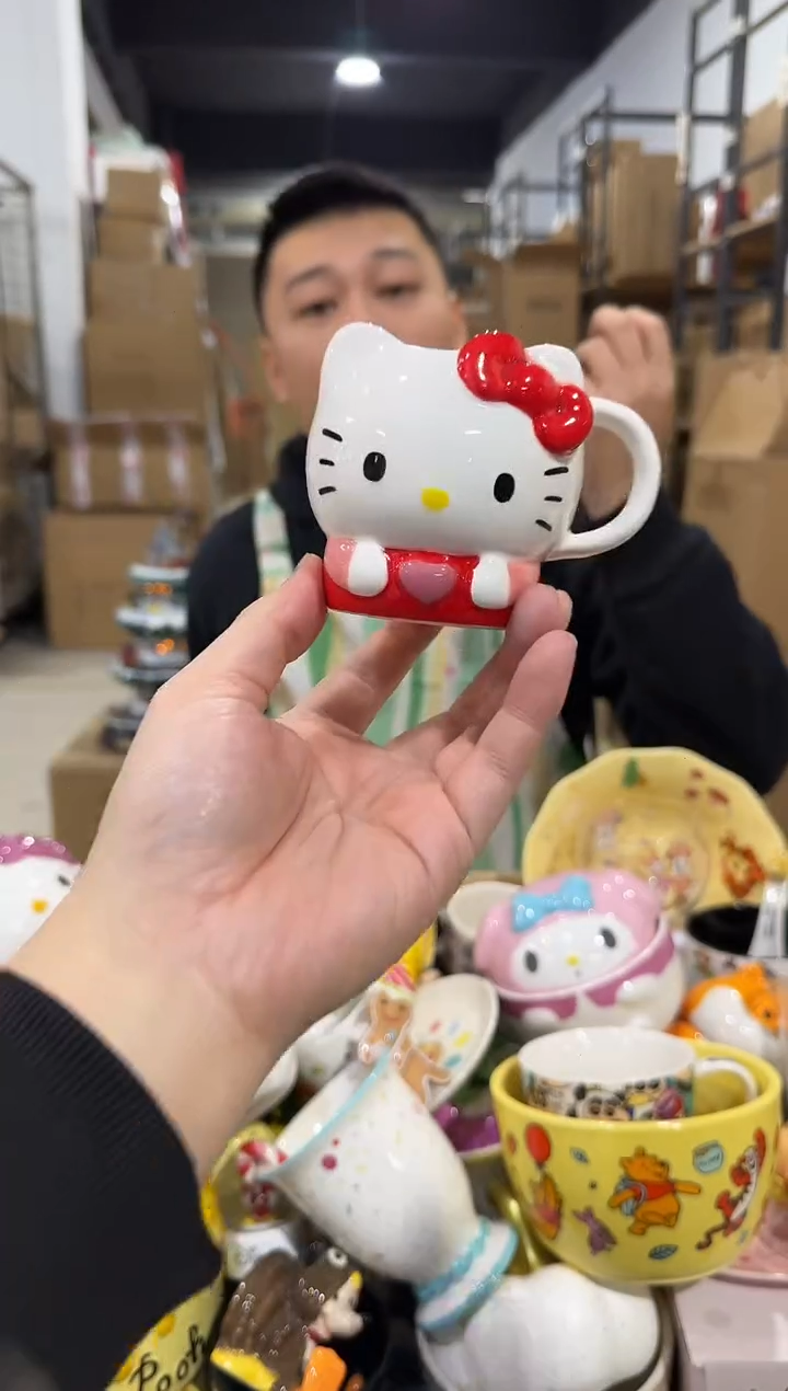 瓷片kt猫抱爱心一口杯 微瑕