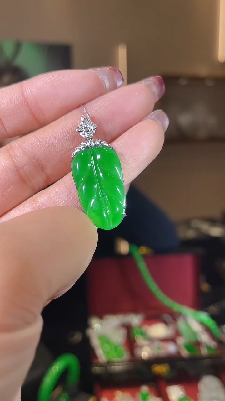 【闪购商品】翡翠吊坠(不含链)18K金镶嵌天然翡翠A货