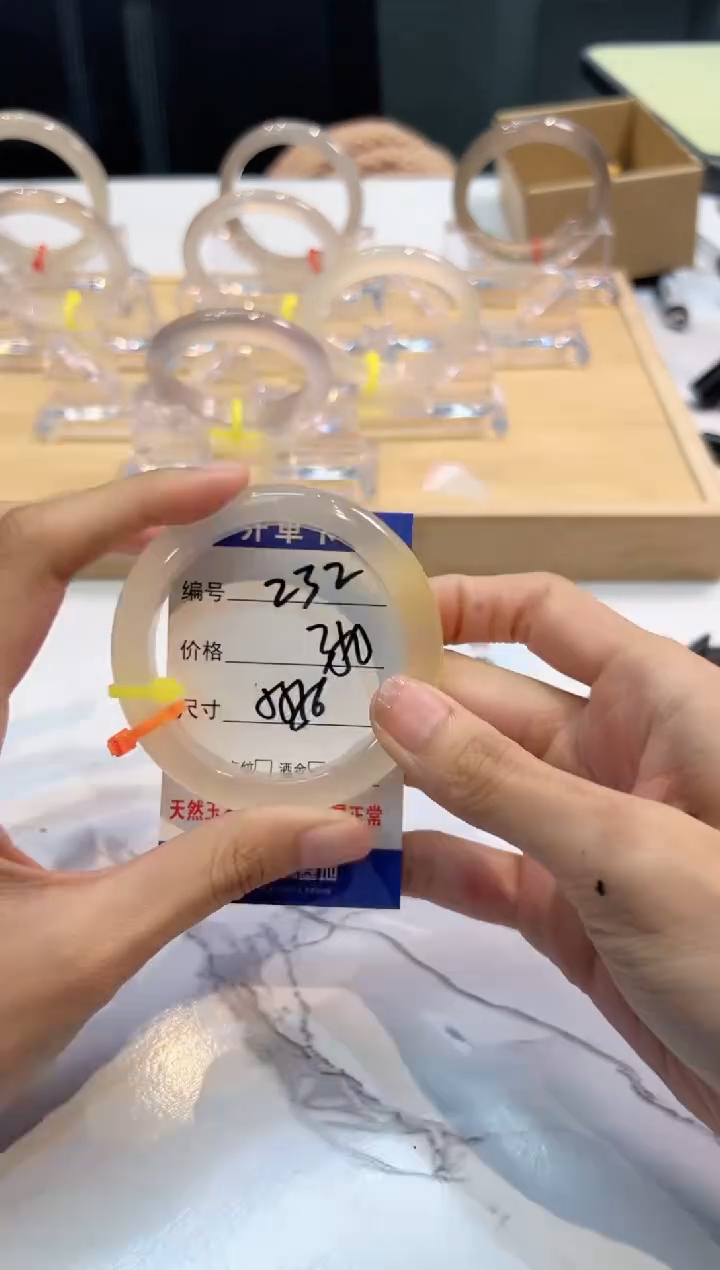 玛瑙/玉髓手镯未镶嵌232-56+马异色