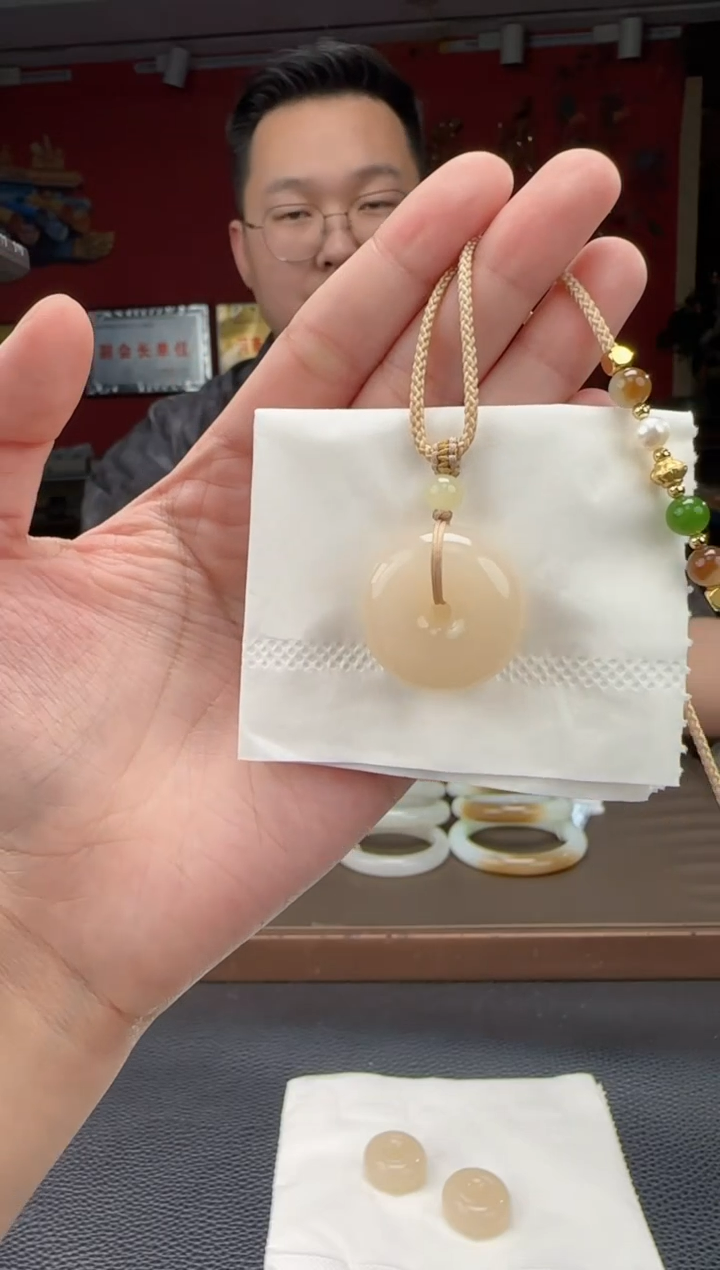 和田玉未镶嵌颈饰藕粉平安扣