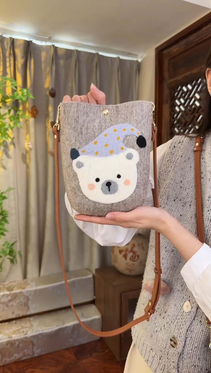 羊毛非遗羊毛毡包 手机包灰小熊