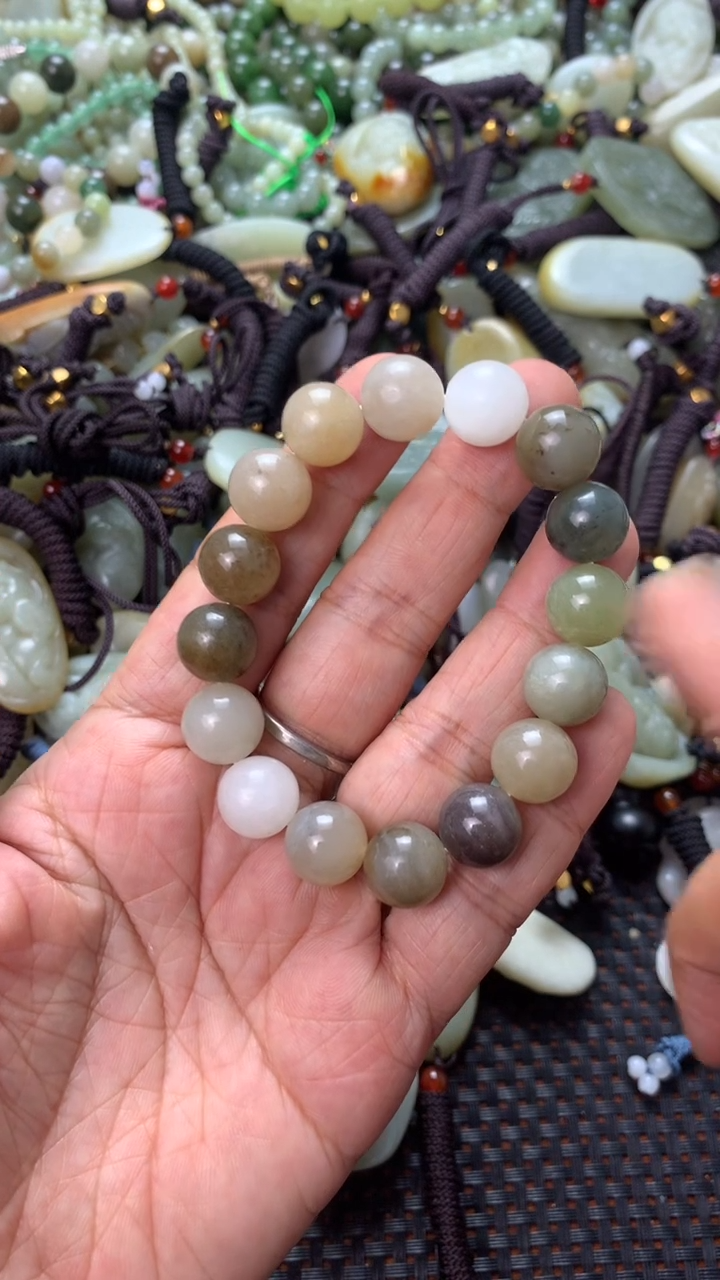 和田玉未镶嵌颈饰（多样性发一件）没有证书有瑕