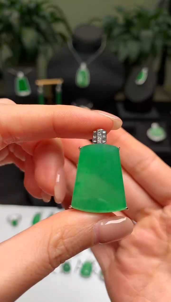 颈饰18K金镶嵌翡翠无事牌