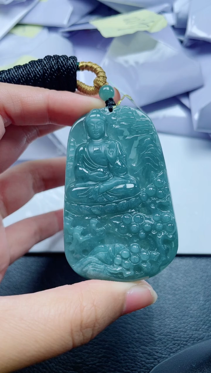 翡翠未镶嵌颈饰             
