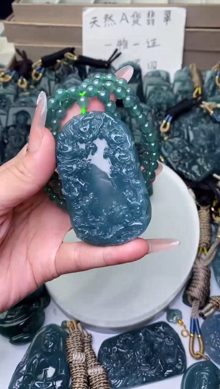 颈饰未镶嵌翡翠          