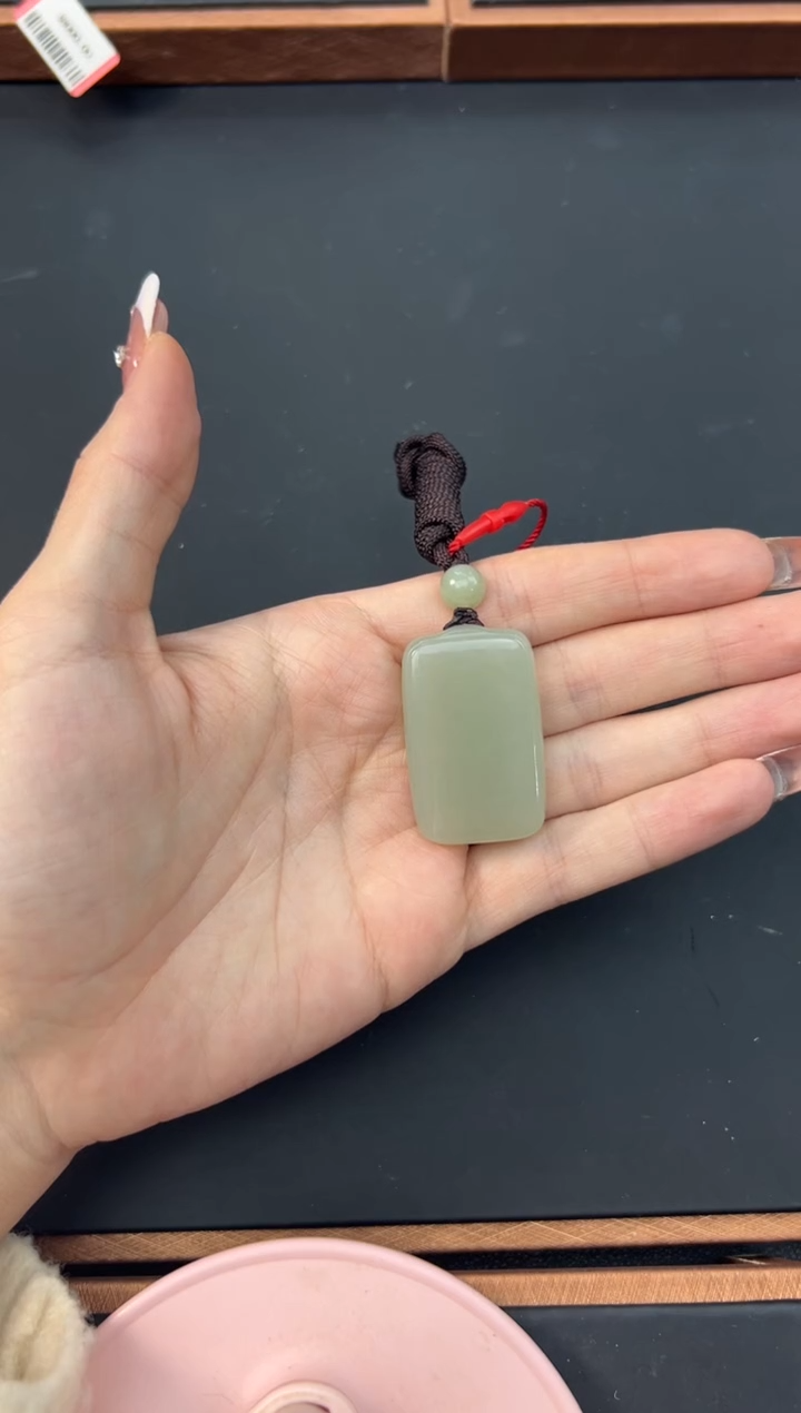 【闪购商品】和田玉吊坠(赠链)未镶嵌且末微色差近矿吊坠