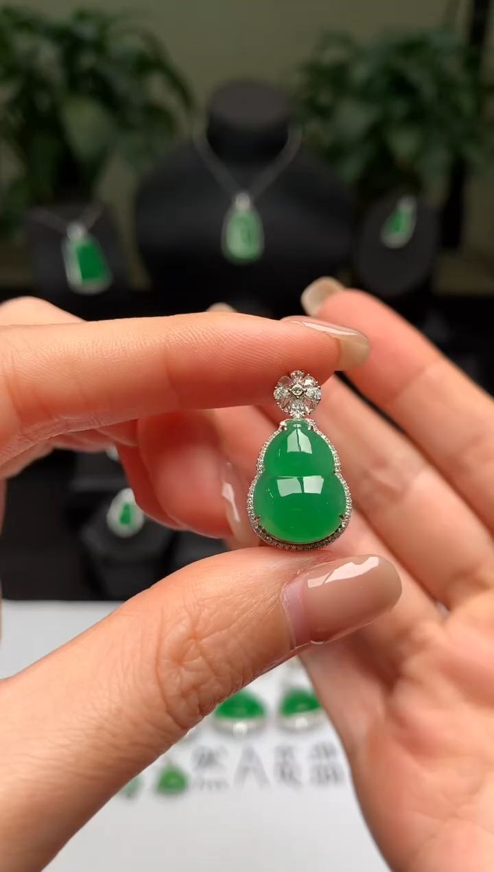 颈饰18K金镶嵌翡翠葫芦