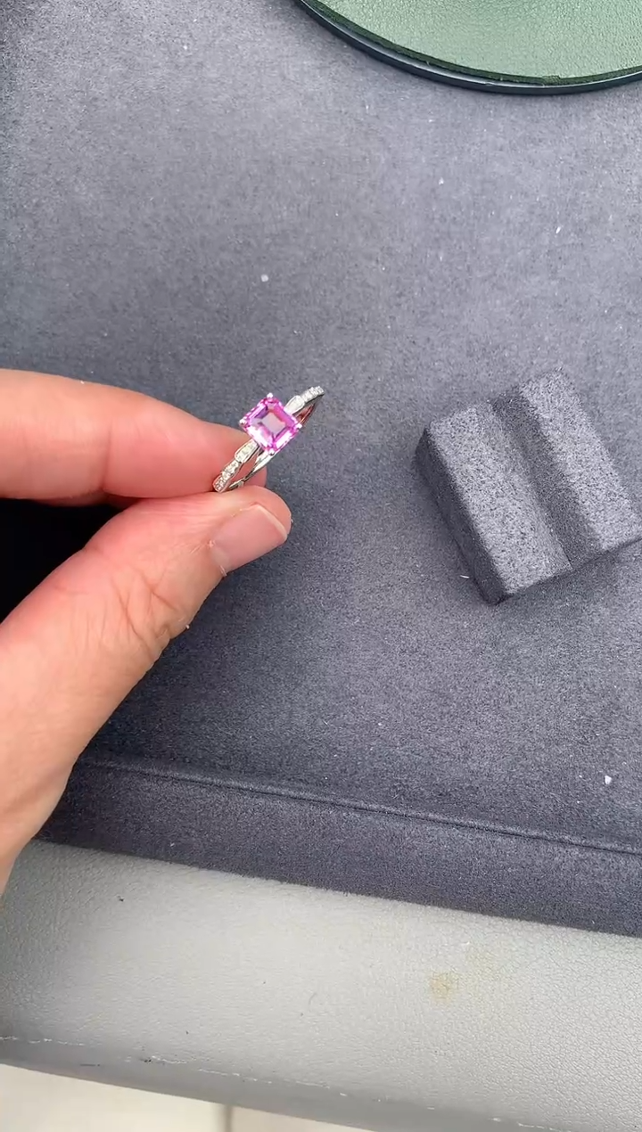 【闪购商品】彩色蓝宝石戒指18K金镶嵌1ct无烧粉蓝宝戒指