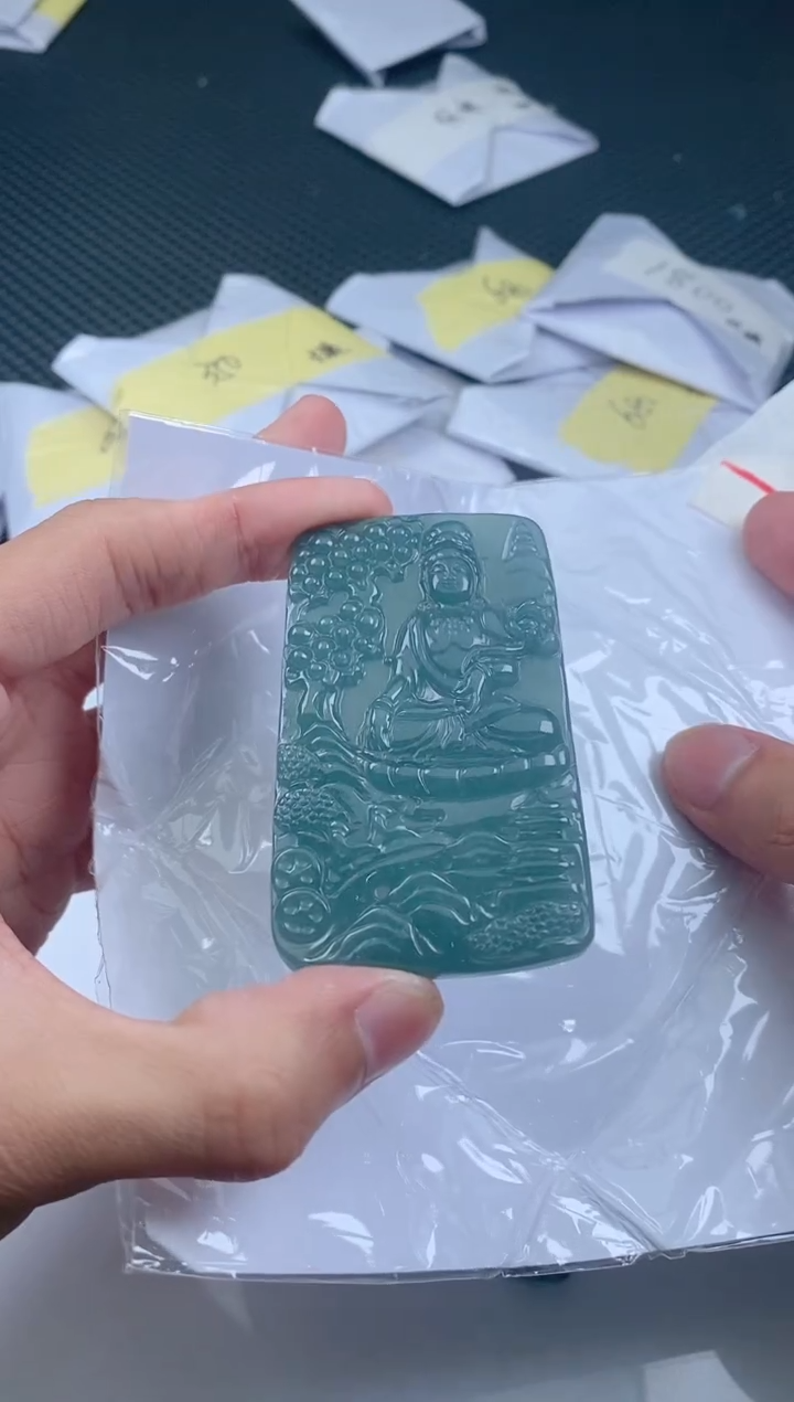 翡翠未镶嵌颈饰           