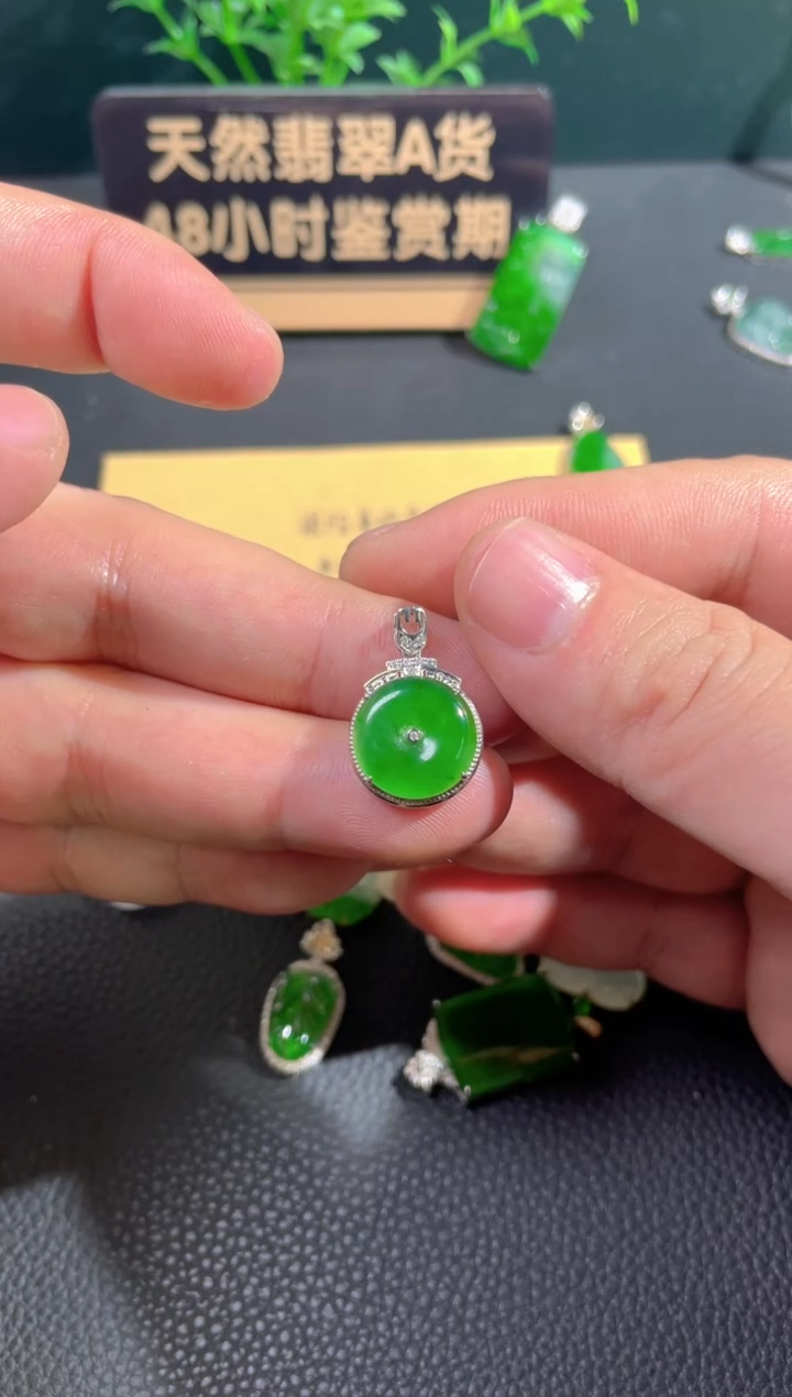 【闪购商品】翡翠颈饰18K金镶嵌翡翠
