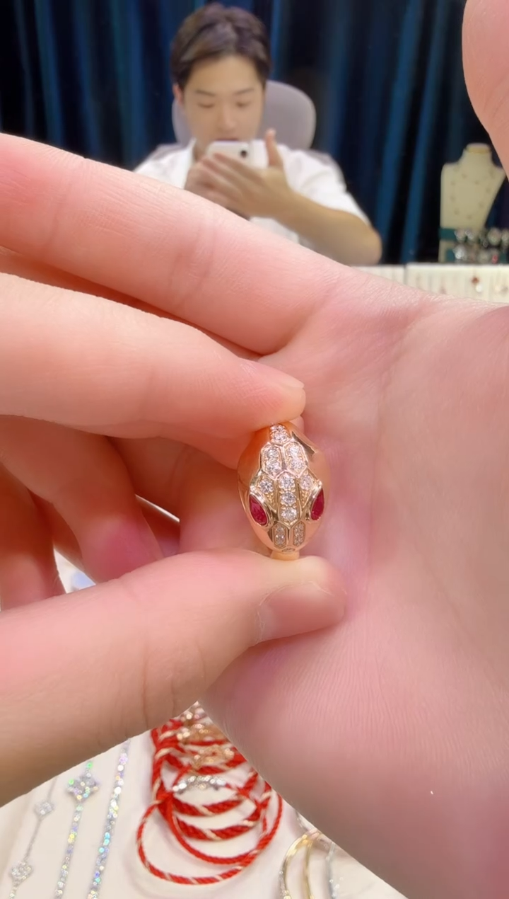 18K金镶嵌戒指钻石蛇头戒指